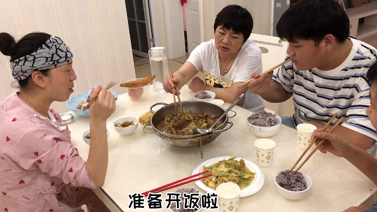 老婆坐月子第14天,今天炖个冬瓜鸡块、炒丝瓜鸡蛋