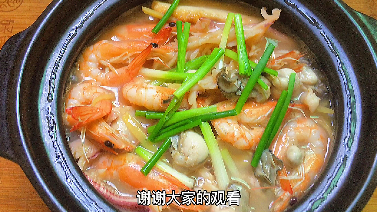 鲜虾鱿鱼生蚝豆腐煲,广东潮汕爱吃的一道菜,鲜香营养汤汁拌饭