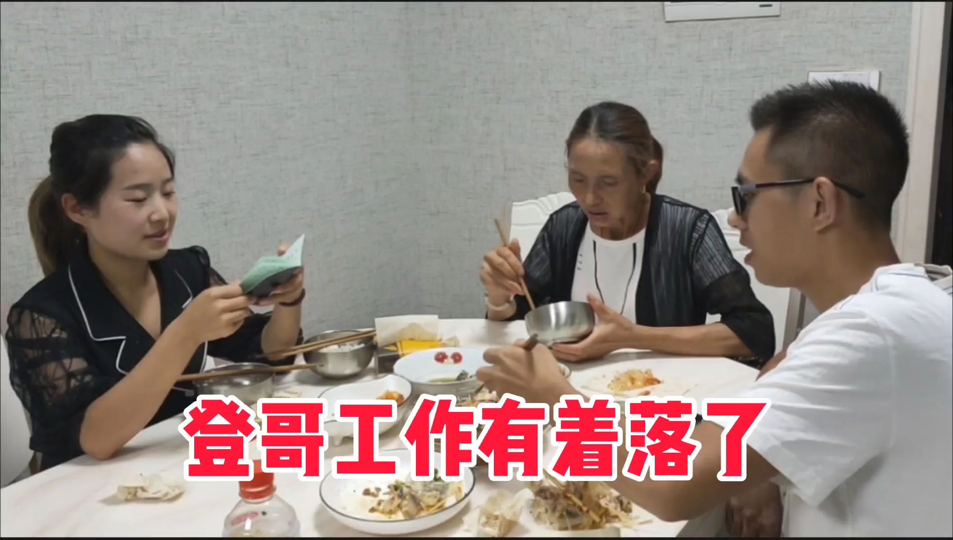 登哥外出贴墙纸,婷妹先学一道剁椒鱼头,没想到味道这么好。