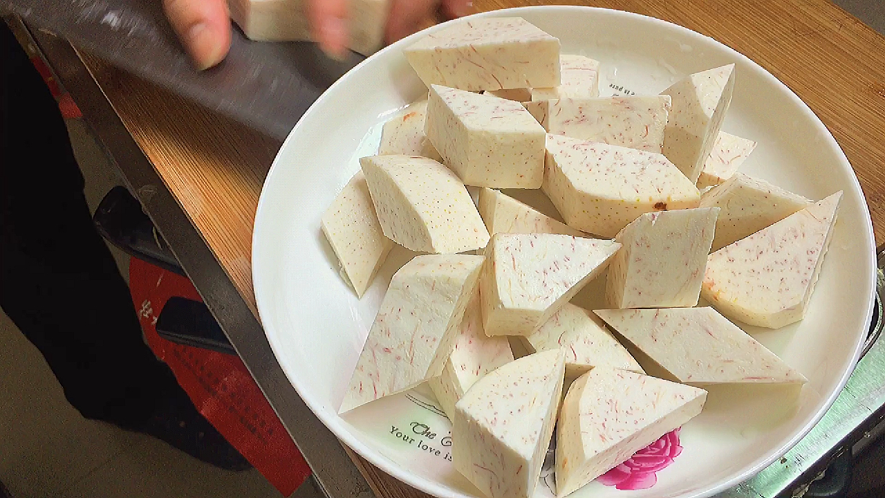 芋头猪肉,还是广东潮汕这做法好,猪肉肥而不腻,上桌就被夹光