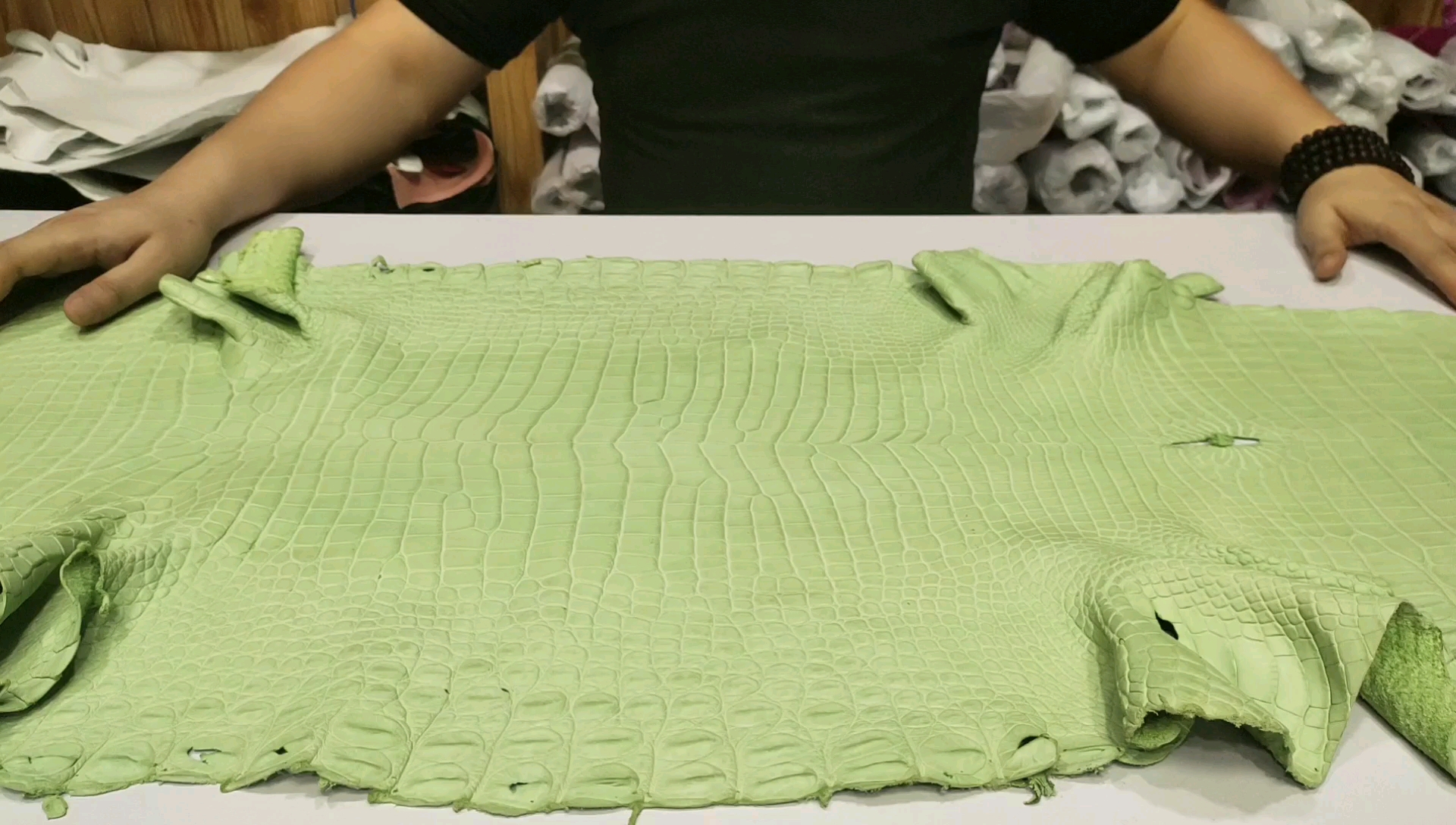 你见过有法国香水味并且还留香3年的鳄鱼真皮皮料吗?#鳄鱼#真皮