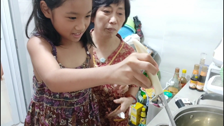 小靓女下厨煲汤,香港家庭必备青红萝卜汤,步骤简单全家都适合喝