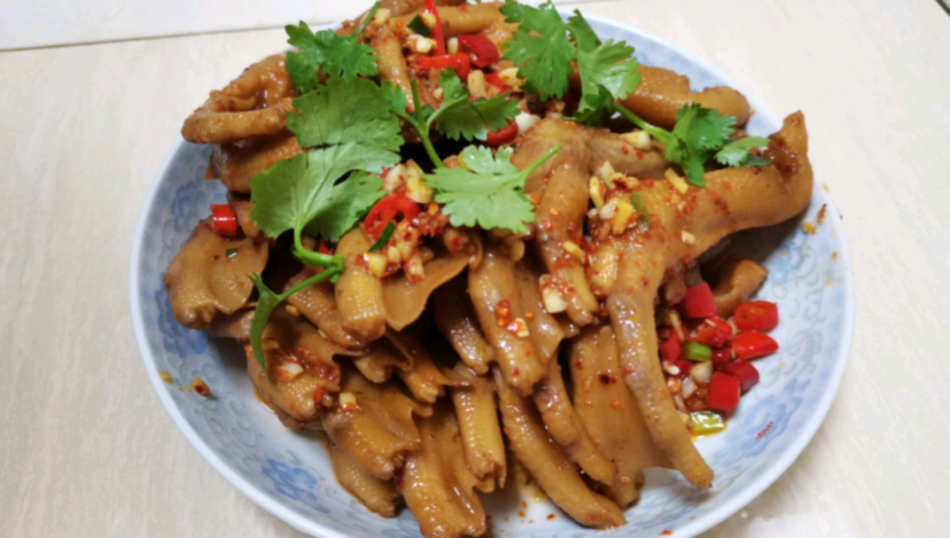 鸭掌怎么做才香,试试这种做法,香辣有嚼劲,真过瘾