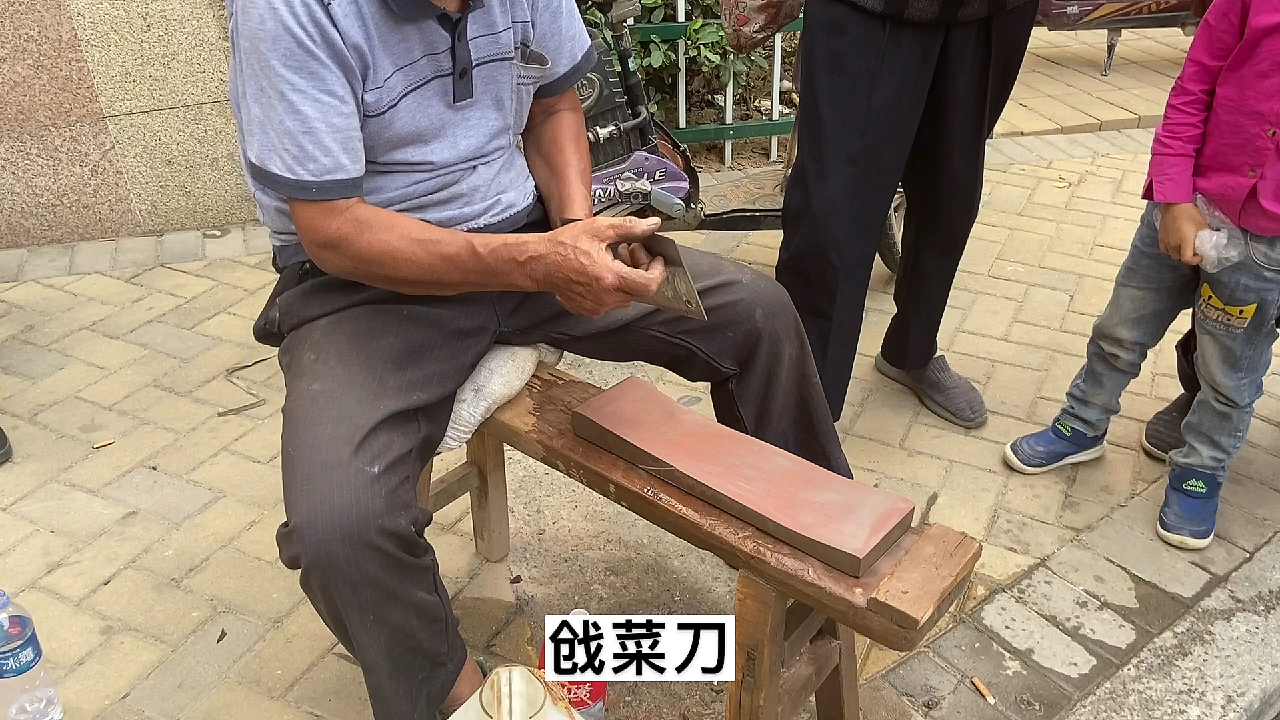 寻找老手艺人,楼下大爷磨剪子嘞锵菜刀一把好手,竟隐藏特殊身份