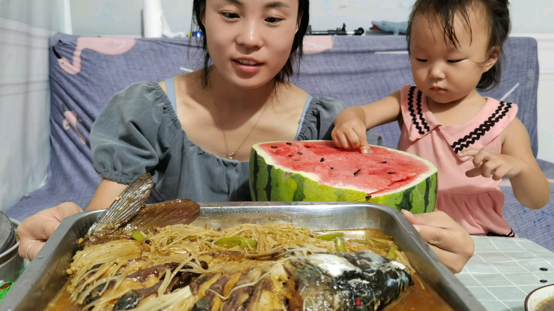今天休班,小飞市场买3斤重大鲤鱼做红烧,汤浓味鲜一家人吃爽了