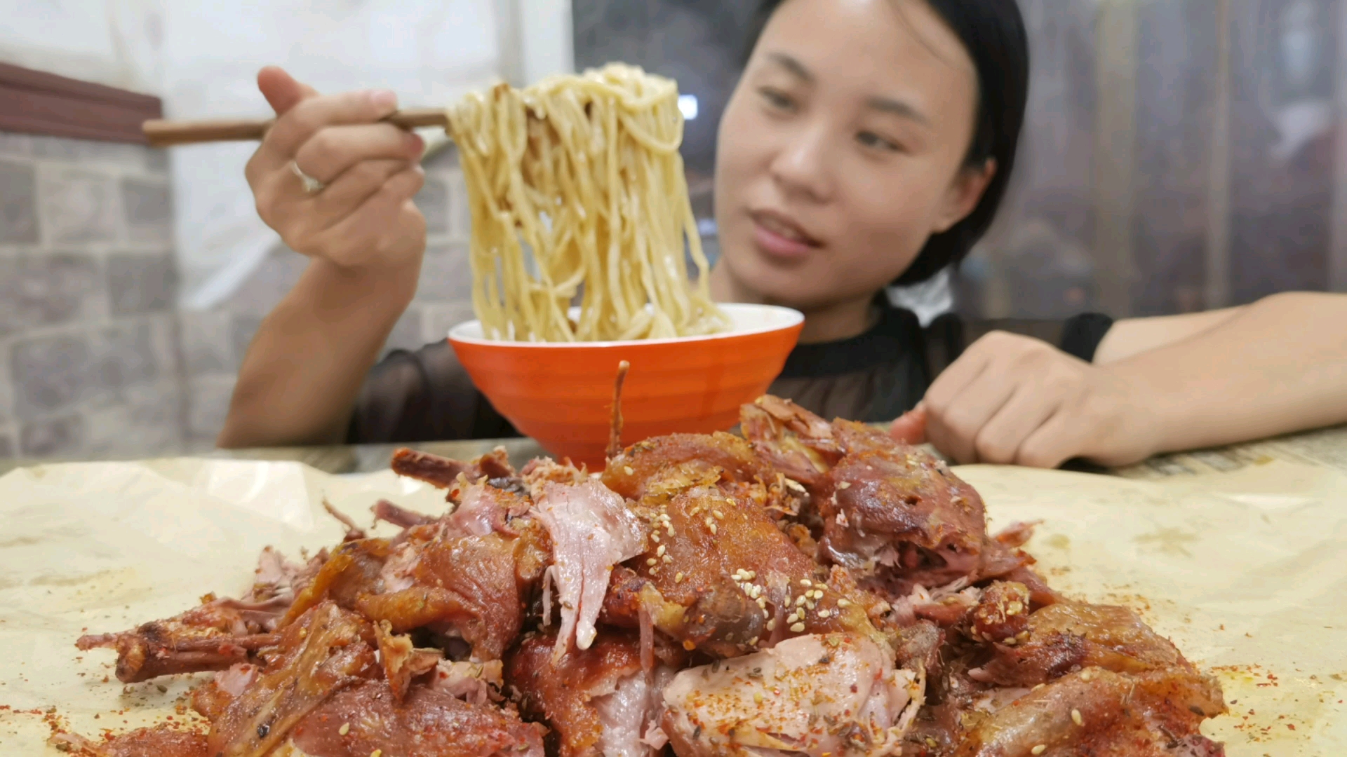 小飞馋肉了,夜摊上买只手撕烤鸭,一整只全啃光,再来一碗面过瘾