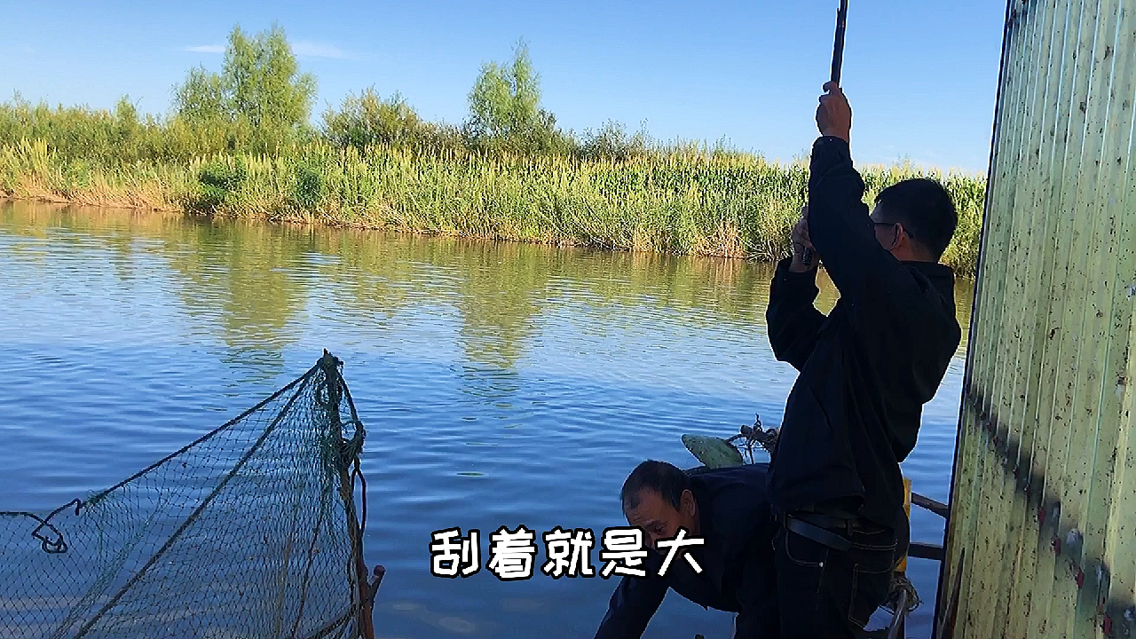 东北小伙鱼塘钓鱼,听说有十多斤大鲤鱼,一杆下去鱼竿都压弯了