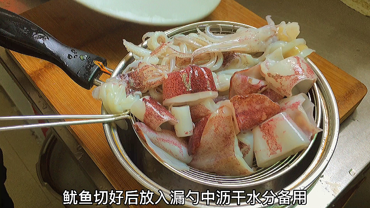 广东人真会吃鱿鱼,不加盐不加水,鲜嫩入味又下饭实在太香了
