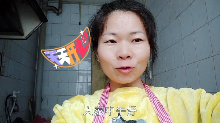 午餐腊肠电饭煲焖饭与皮蛋瘦肉苋菜汤完美搭配,母子两吃得开心