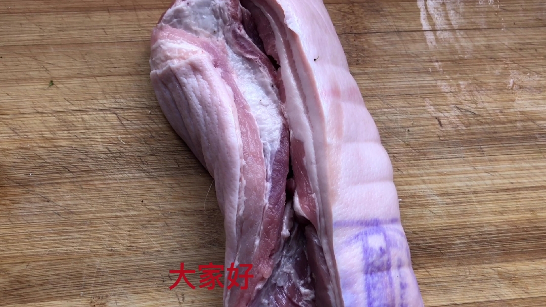 土豆用40块钱的五花肉做成粉蒸肉,配上两碗米饭,喝瓶啤酒真过瘾