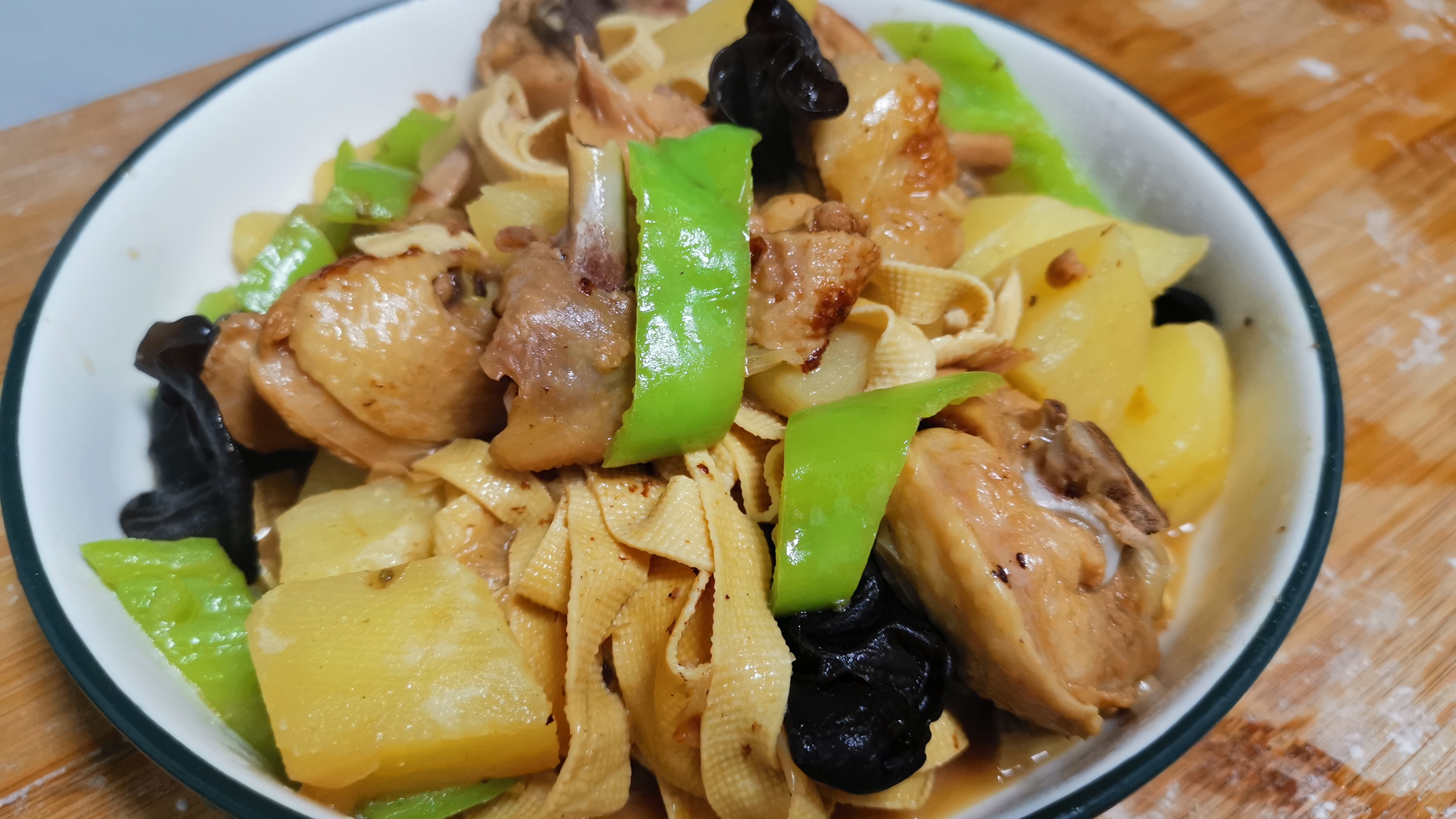 大盘鸡的家常做法,鸡肉软烂,配菜齐全,好吃不腻,真得劲