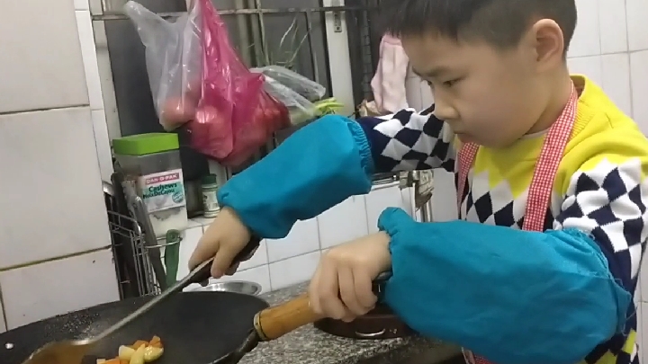 六岁孩子吵着要学做咖喱土豆红萝卜菜,老妈指导孩子实操,真不错