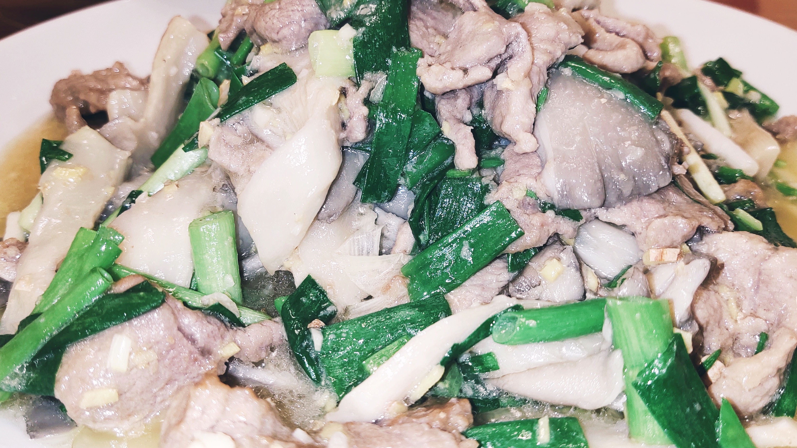 鲜香嫩滑!平菇炒肉片的家常做法窍门,让你轻松做出美味佳肴!
