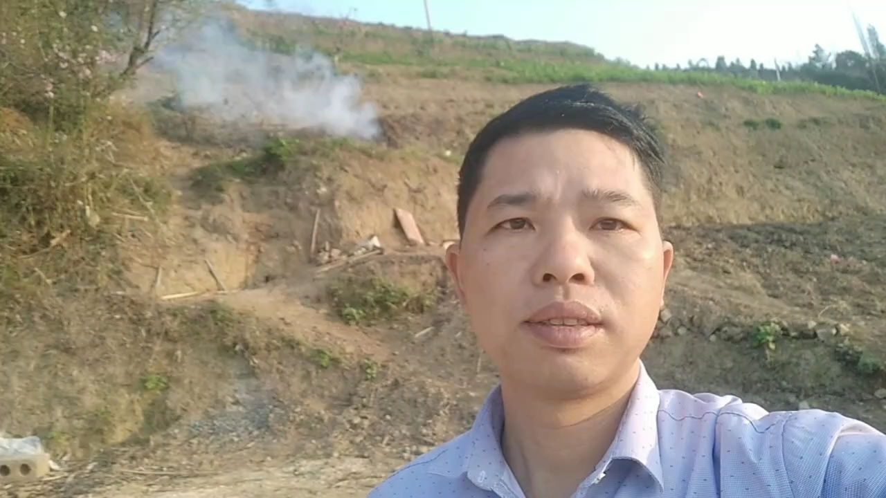 农村自制木炭要会掌握火候,其实有很多种方法,现在示范给大家看