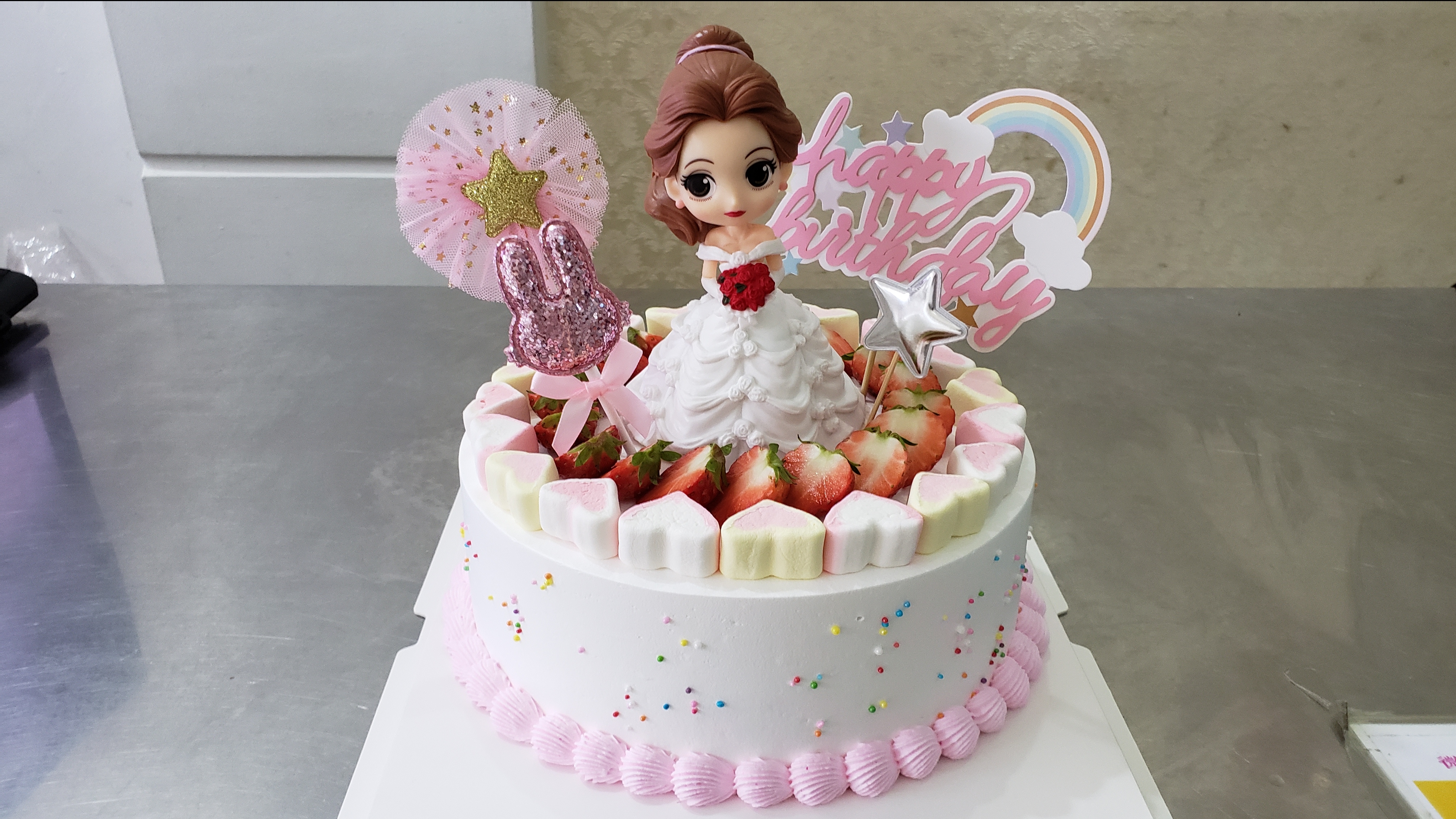 唯美的公主蛋糕,祝各位女神38节快乐,个个都成为美丽的公主。