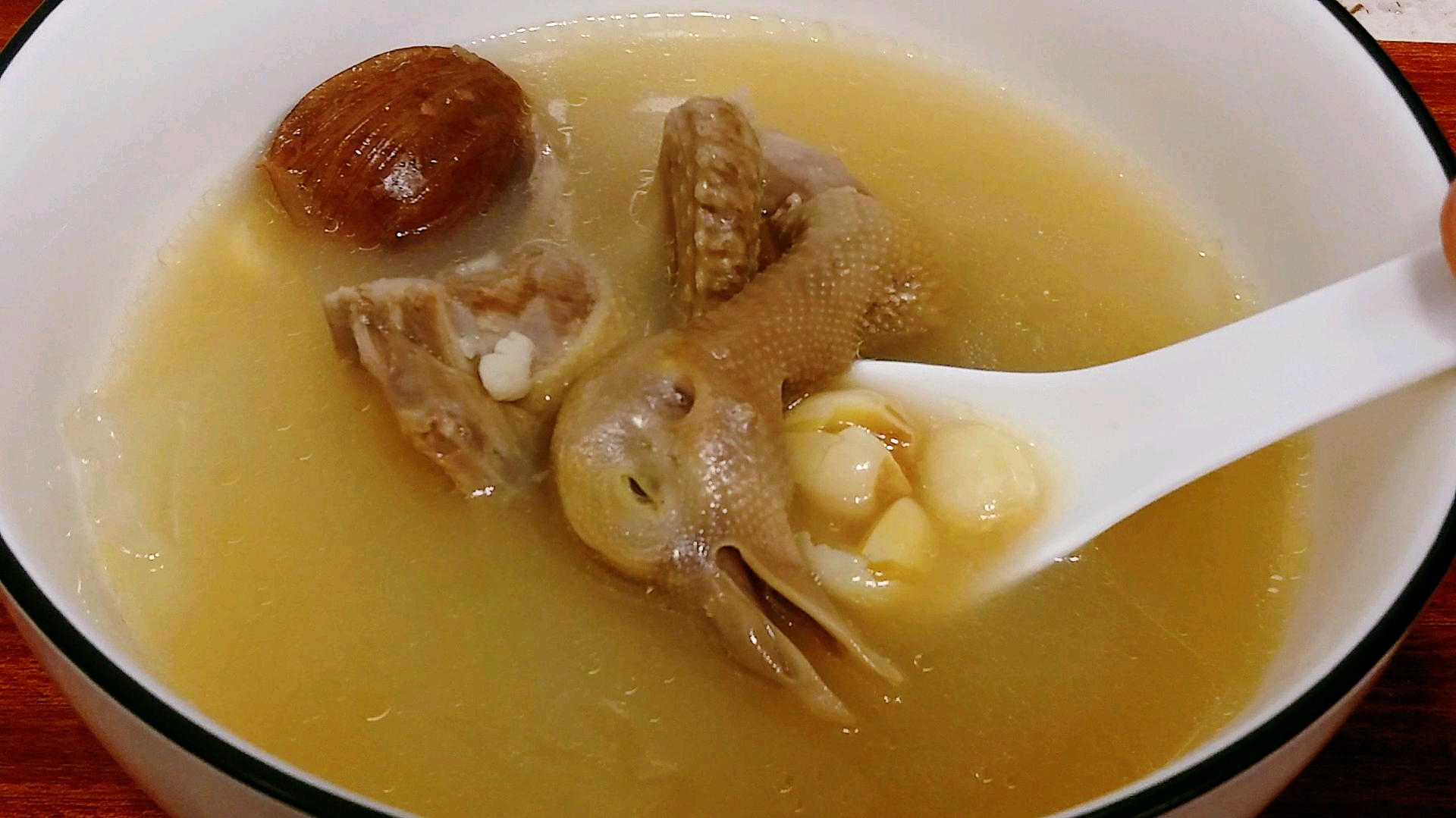 广东人这样子煲乳鸽汤,滋润祛湿,味道香浓好喝,方法也易学