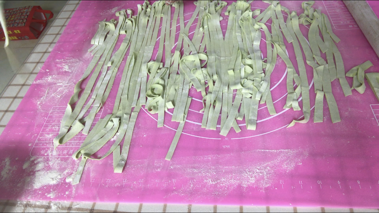 菠菜还能这么做,融合在浓郁的排骨汤中,色香味俱全,一下吃撑了