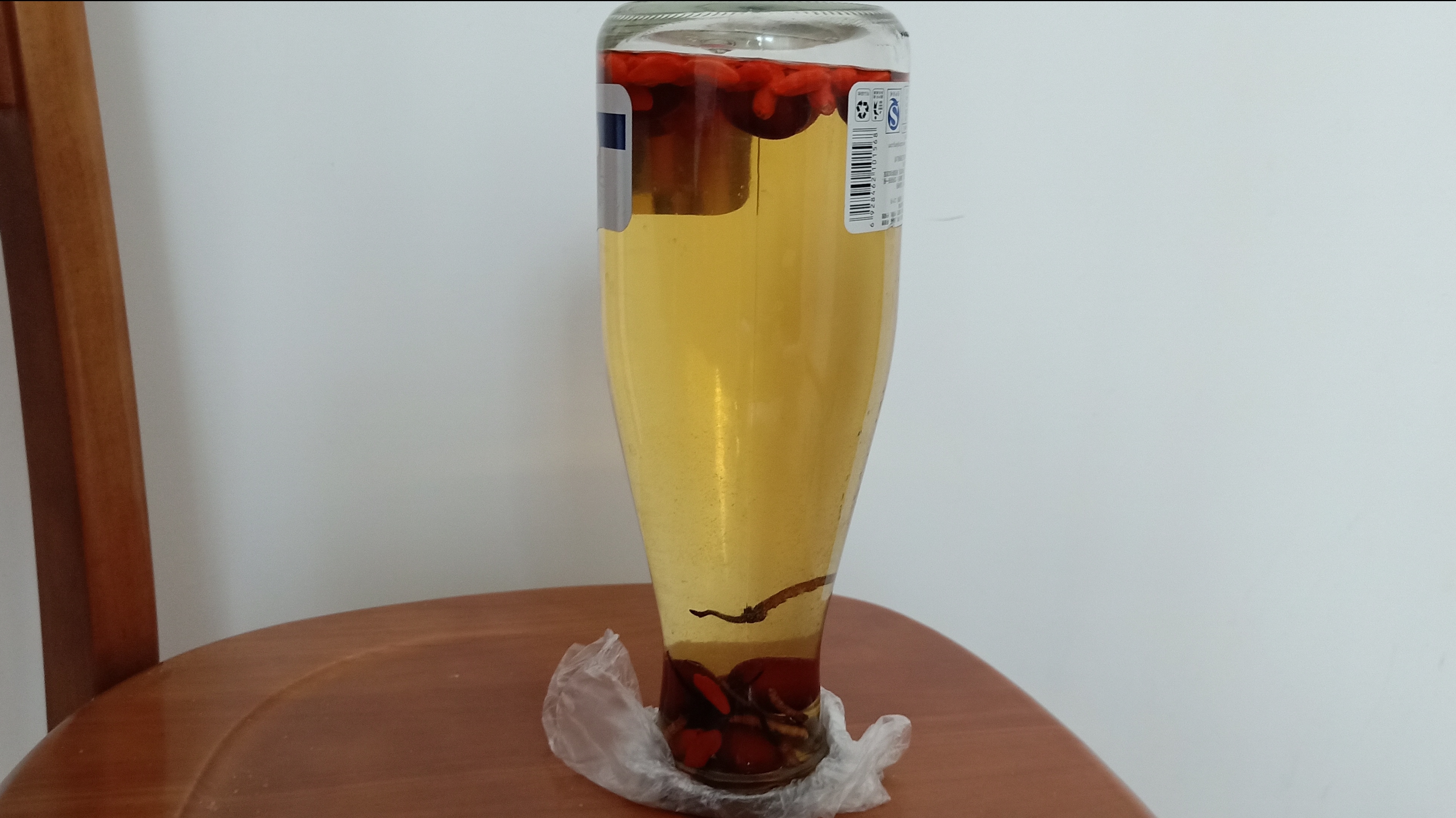 用新疆红枣枸杞冬虫夏草泡的酒