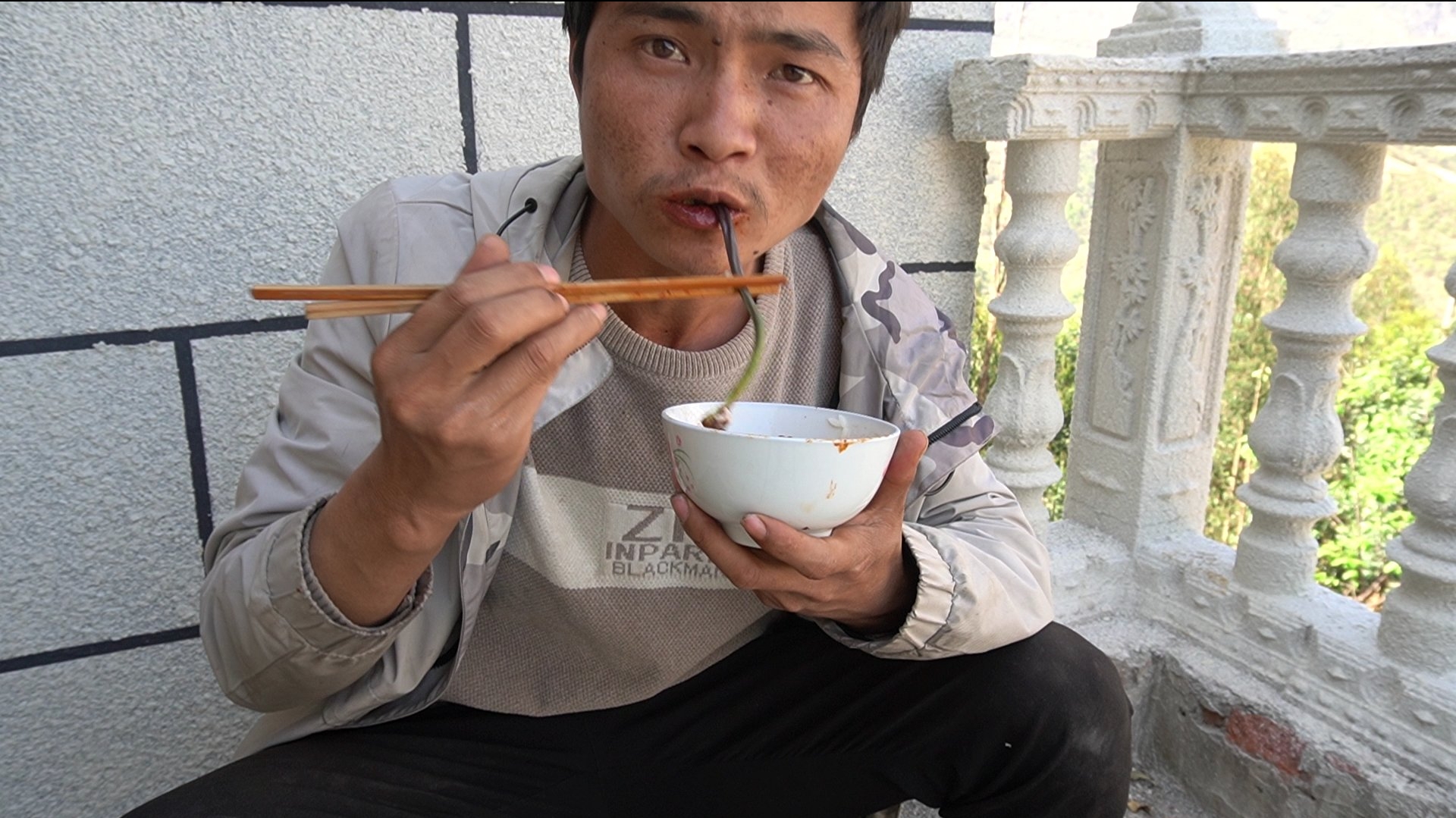在云南有一种野菜叫《龙爪菜》,煮了之后,凉拌真香