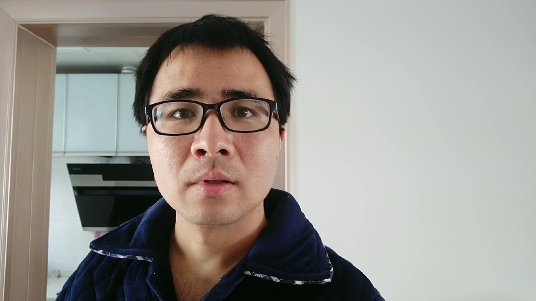 自己腌的鸭蛋 小伙尝了感觉好吃 马上说再煮几个给老婆吃 真有心