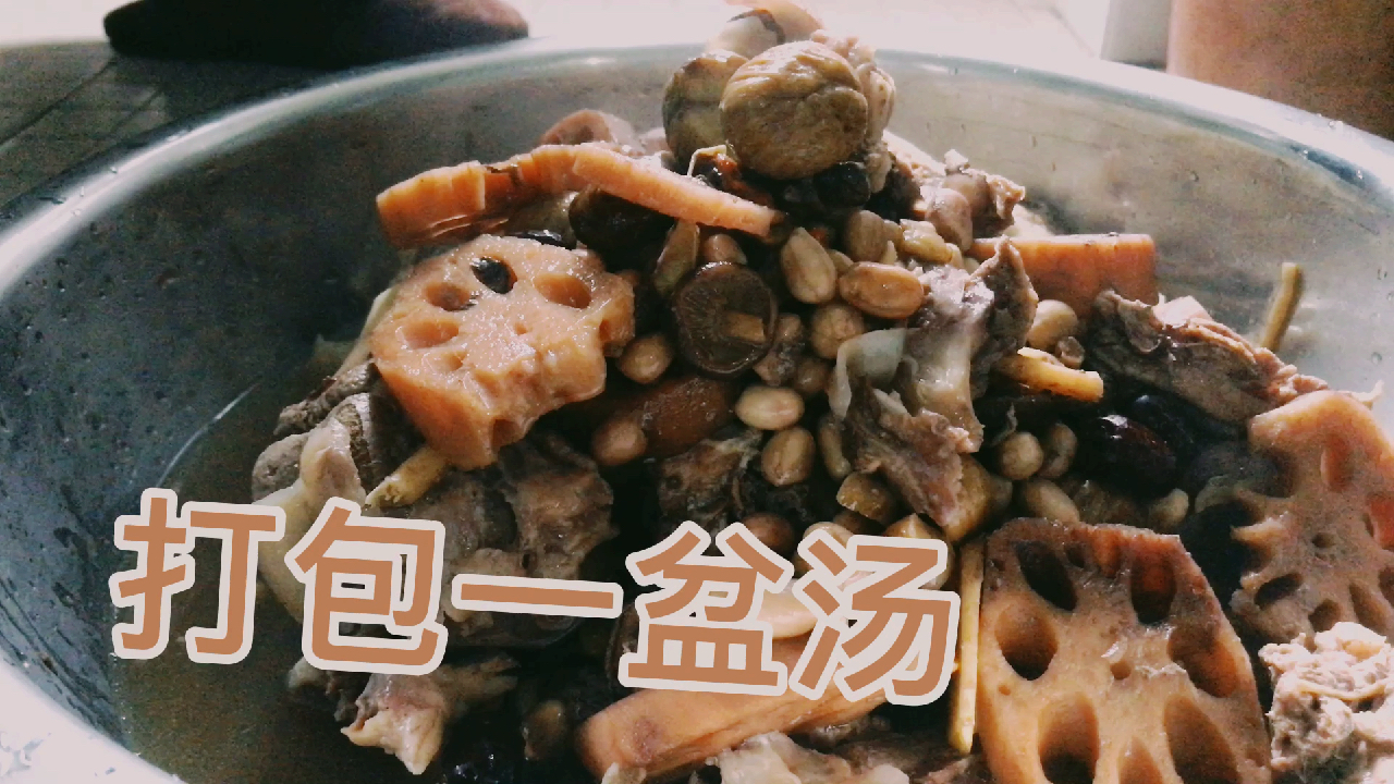 小伙拿大桶去汤品店打包22碗汤,结果怎么样?家里的亲戚都馋哭了