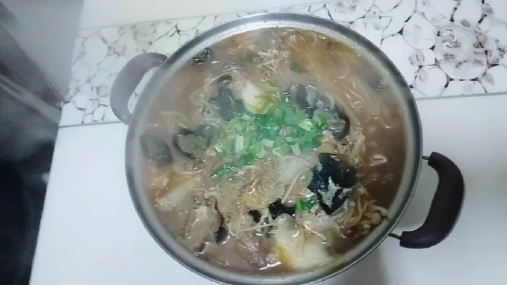 热气腾腾的大盆菜好吃又下饭