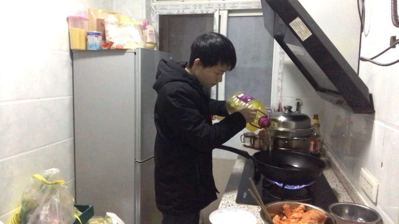 小伙居家做美食,50块钱买鸡腿、鸡翅、鸡柳、大人小孩都爱吃