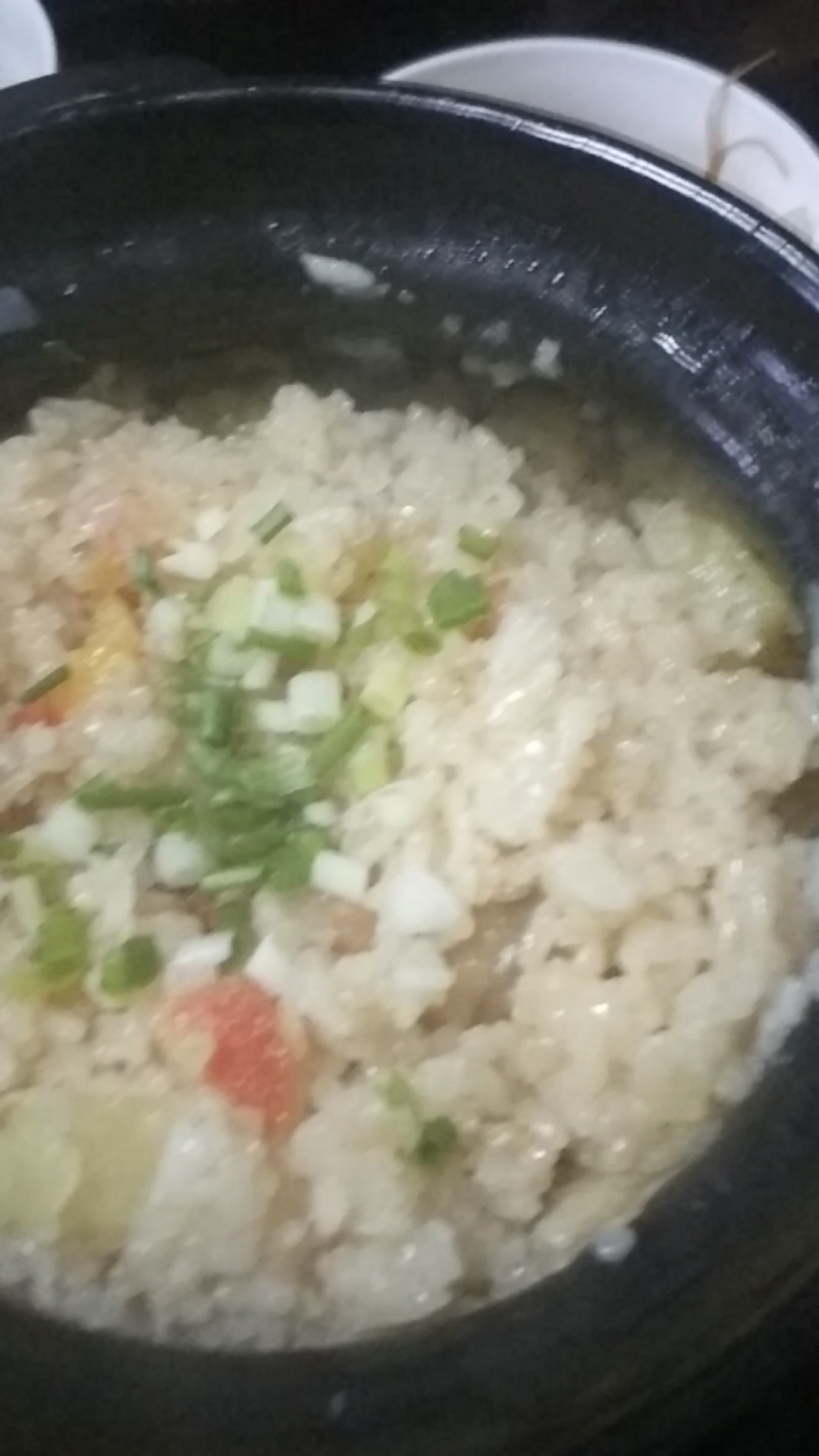 一锅自制煲仔饭,配两个特色菜一家人吃美了。