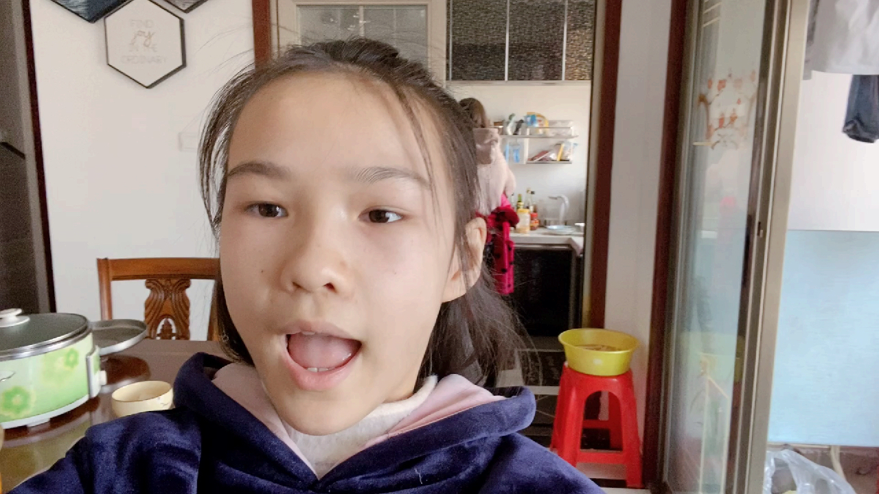 吃货小娜子又上线啦,香喷喷的鸡柳,羊肉串好吃得停不下来,真香