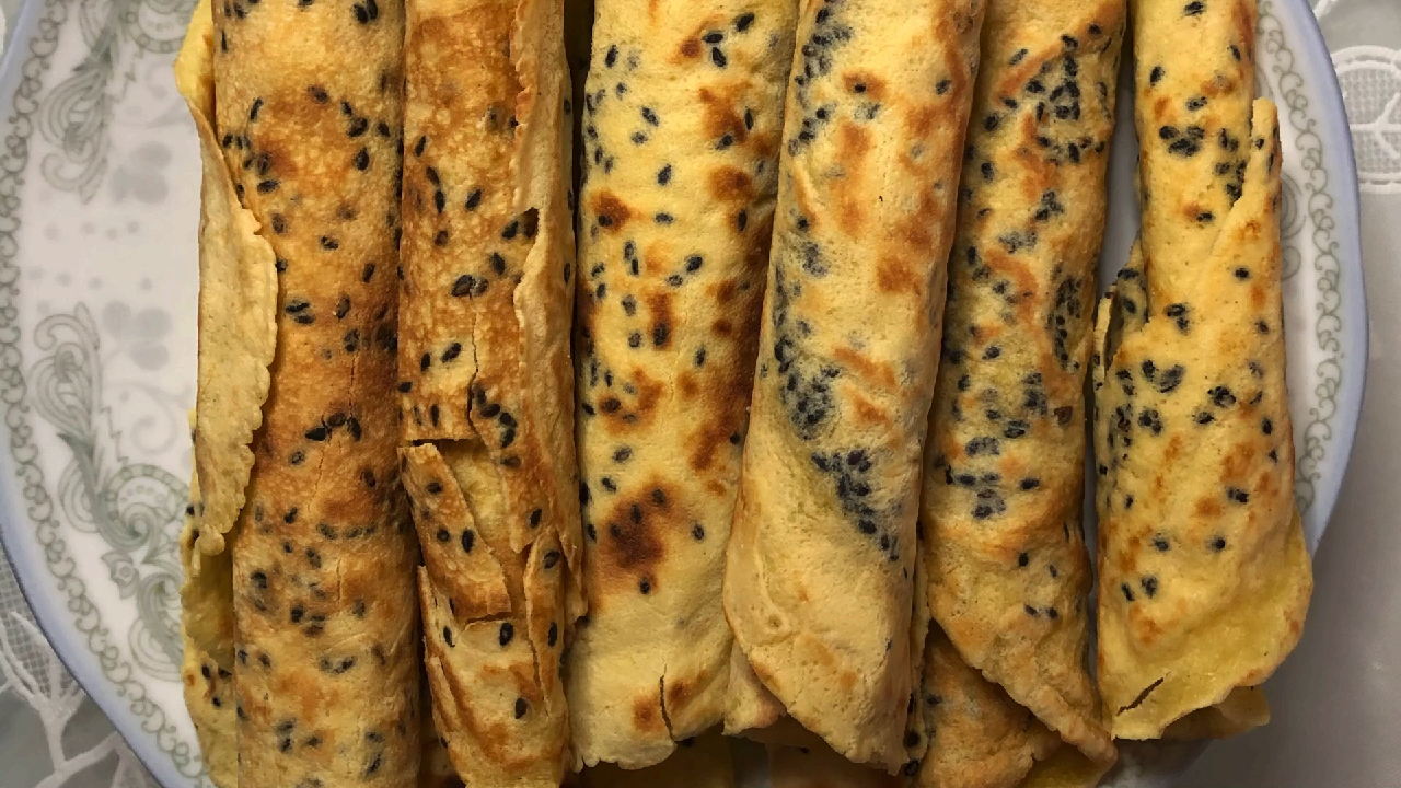 用平底锅制作零食:奶香蛋卷