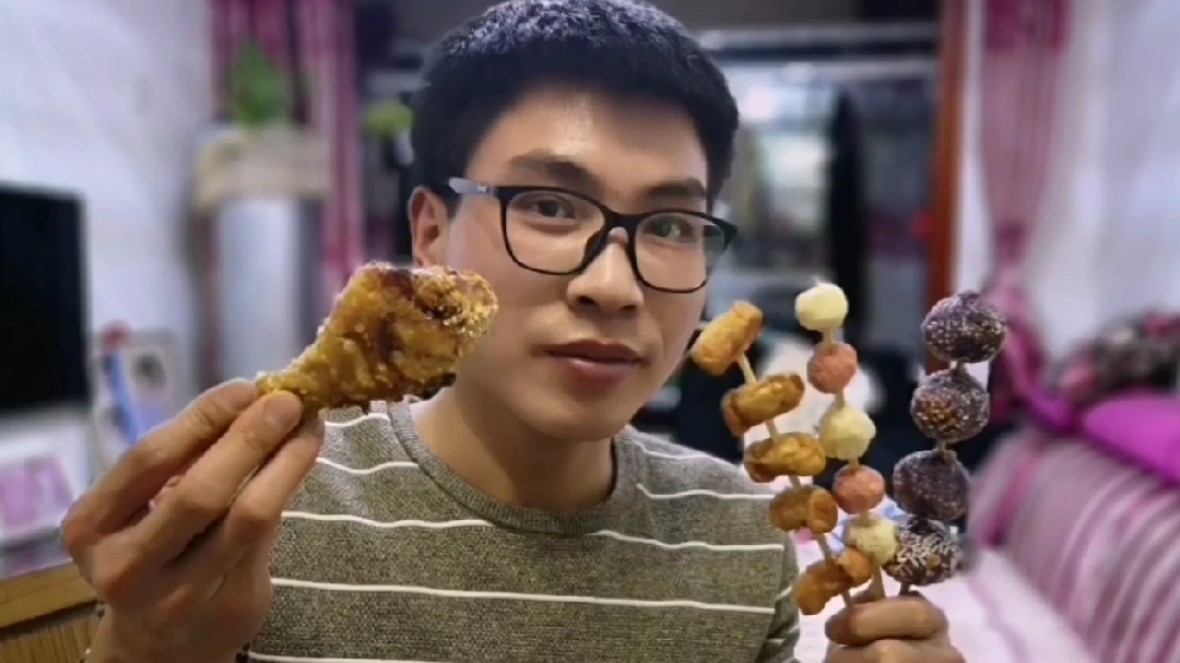 外面买不到烤串,小杨自己在家做,小烤串配上小啤酒真是太爽了