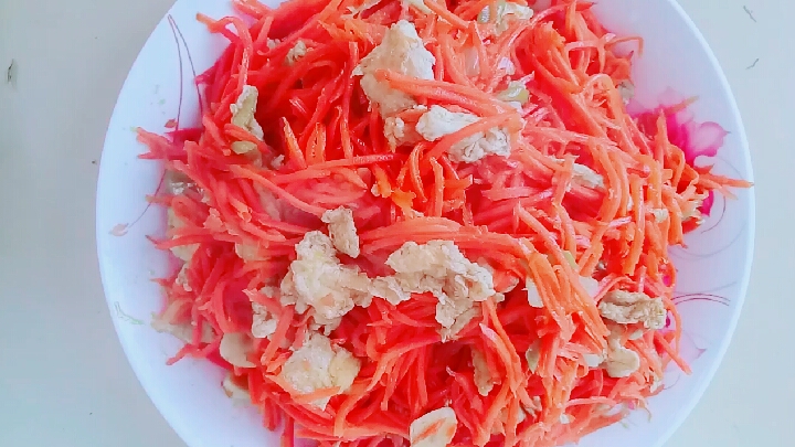 这样做胡萝卜炒鸡蛋,很好吃,一上桌就抢光了!