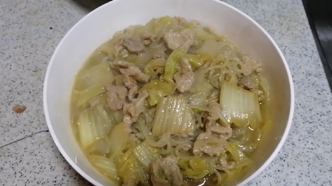 白菜炖猪肉炖粉条,肉嫩爽滑,好吃到不想住口,超级下饭哟
