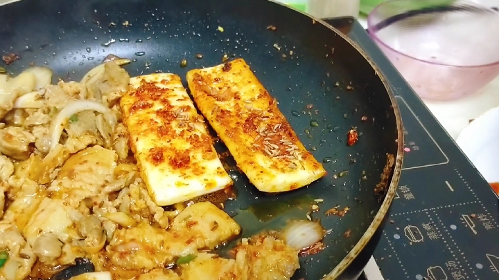 我的幸福小生活:媳妇做烤五花肉烤年糕,烤好夹一块叫我尝尝喷香