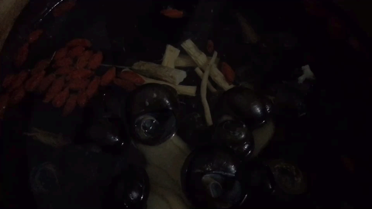 大厨来家里做客家特色美食,其中一道田螺汤非常适合女人喝