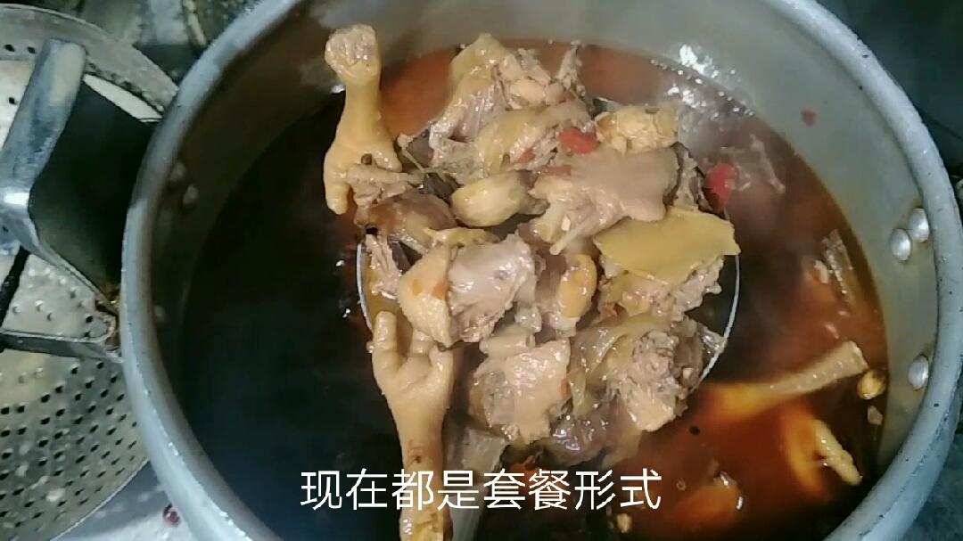 饭店地锅鸡68块钱一份赠送四份青菜,网友:经济实惠好吃不贵