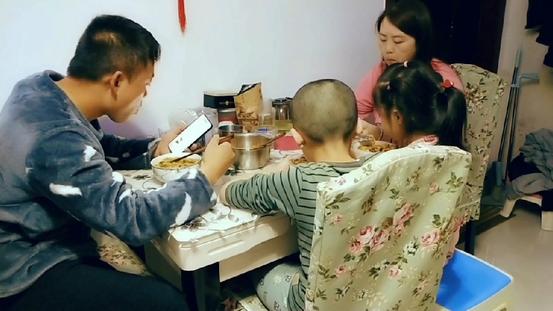 老公干活辛苦,农村媳妇用鸡腿做蒸面再配上萝卜丝,老公:吃撑了