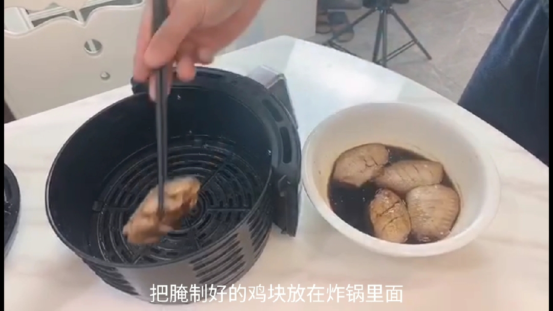 空气炸锅炸鸡翅,高温空气炸制更健康,小伙吃到停不下来