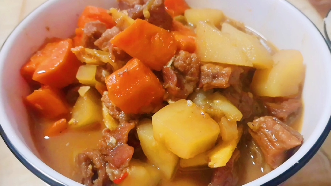 胡萝卜土豆炖牛肉,汤汁浓厚,营养丰富,家人都爱吃!