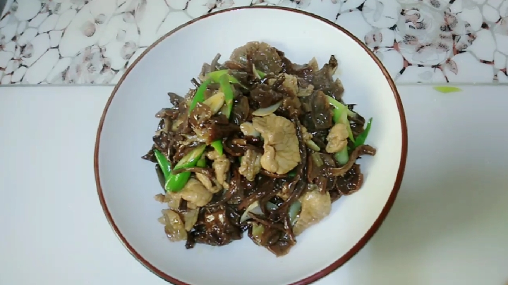 东北人喜欢吃的山蘑菇炒肉分享给大家