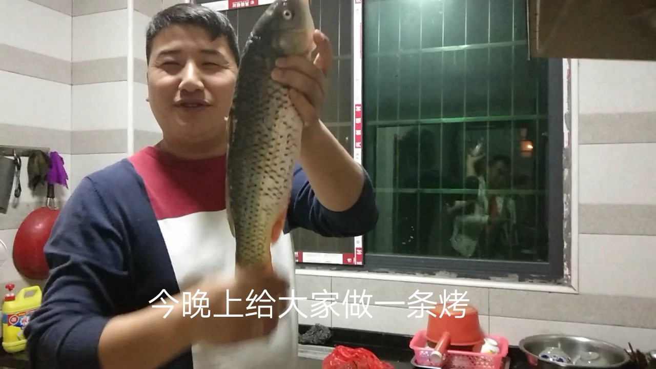 农村小哥今晚做一道苗乡风味烤鱼,味道鲜美非常好吃