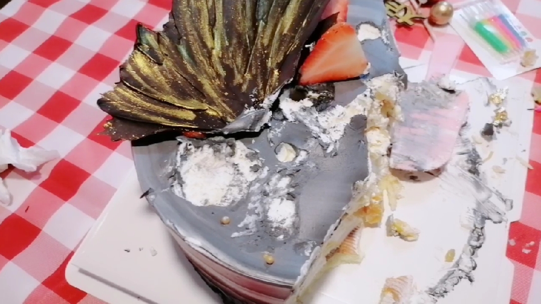 大男孩:外甥生日惊现“水泥蛋糕”,看看怎么回事
