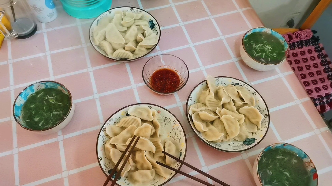 午餐媳妇包了饺子,老公给了两个字的高评价,全家吃的很满足
