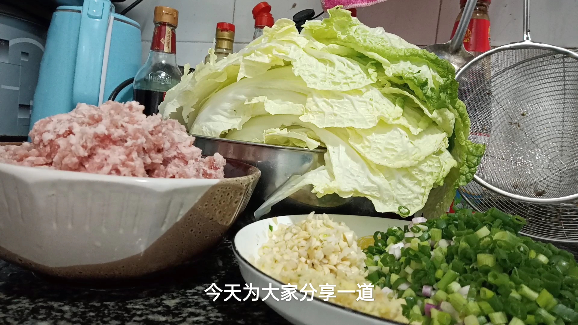 白菜猪肉馅水饺的调制过程,这方法简单、价格便宜还非常好吃