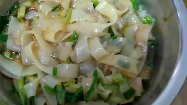 蜗居饮食:爽口的炒凉皮,劲道的土豆炖牛肉,地道的豆腐粉条!