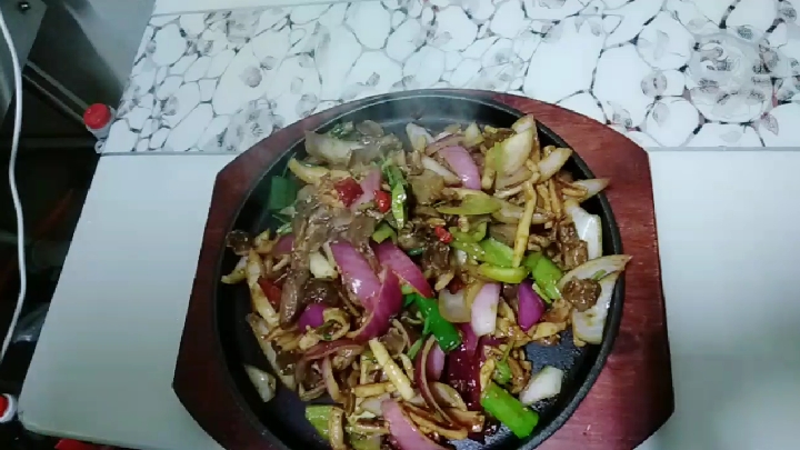 今天给大家分享一下铁板三鲜的做法