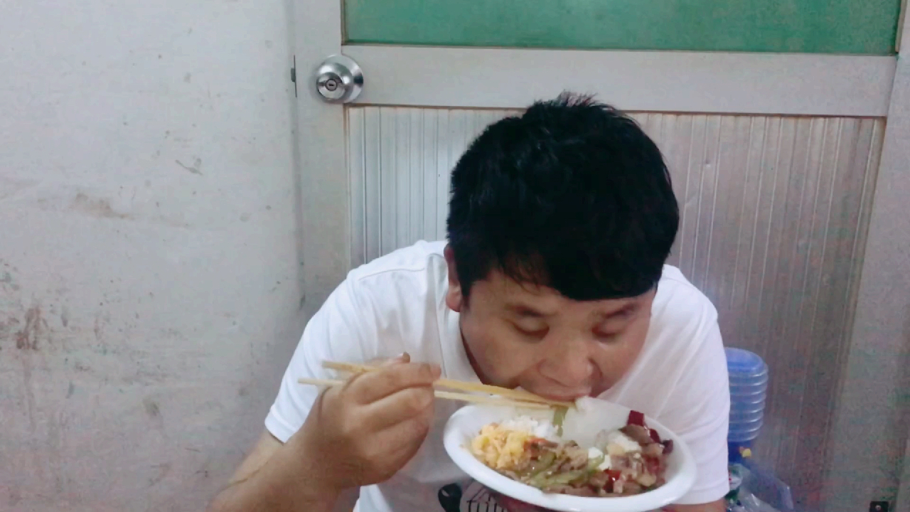 工厂里放假一天,打工仔做个腊肉青椒盖饭!一大盘盖饭吃美了!