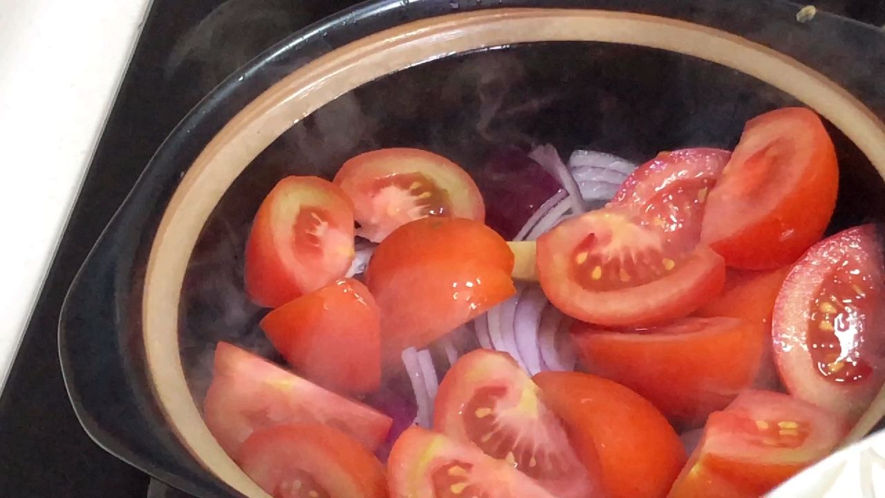 一个洋葱.几个西红柿.牛肉沙锅煲好吃又有营养!