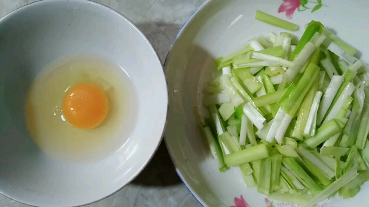 今天与大家分享一道爽口醒酒的韭黄酸汤。酒桌必备。