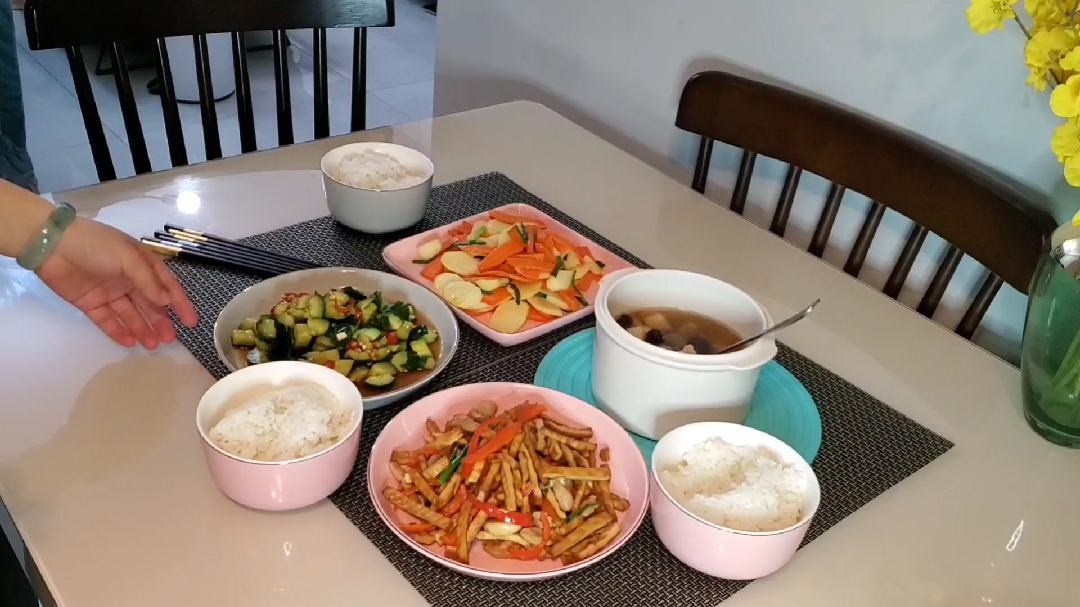 长沙一家三口的晚餐:两炒一汤一凉拌,吃得幸福且满足